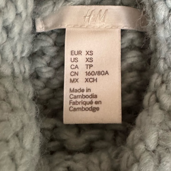 Mock neck chunky knit sweater. - Picture 3 of 3